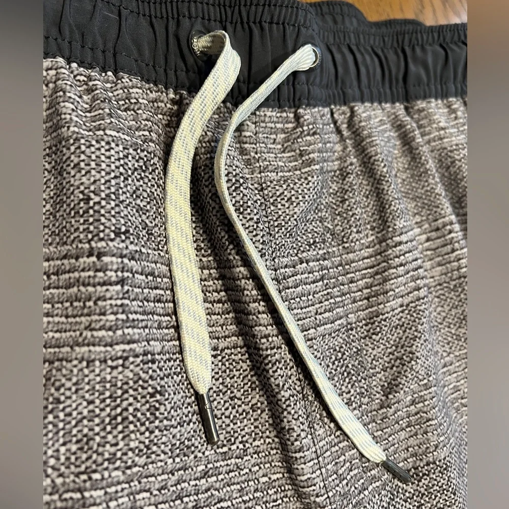 Vuori Kore Short XL - excellent condition. Liner built in